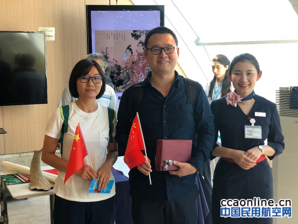 国庆东航北京开展品茗茶、写书法特色文化活动