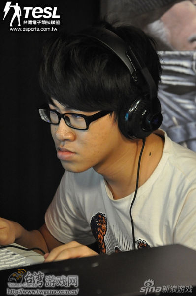 海贼王鲁夫(郑仲威)一马当先，前三回合包下所有首位，更大破两张赛道纪录。_台湾游戏网