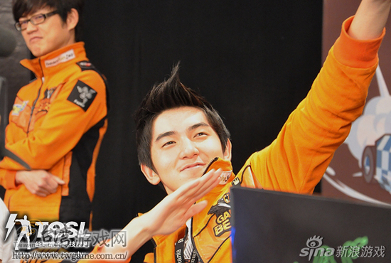 橘子熊选手SJ(徐颢璋)赛前的动作颇为趣味。_台湾游戏网