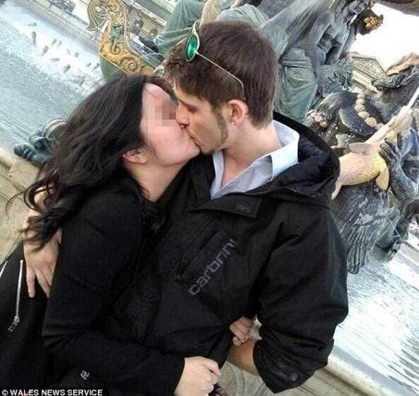 据英国《每日邮报》报道,被杀害的这名女留学生名叫BiXixi(中文名还没公布),24岁,出生于南京。杀死她的男友名叫约旦·马修斯(JordanMatthews)比她小一岁。昨天,约旦在法庭上承认了自己的罪行,而他对女友“施暴