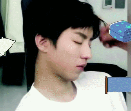 王俊凯扎小揪揪打瞌睡，萌化老阿姨的心，跟我认真上课时一模一样