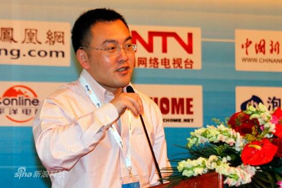 图为：2010中国电子商务创新发展高峰论坛现场，上海商派网络ShopEx总裁李钟伟致辞。（胡秀岩/摄 新浪网）