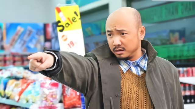 徐峥挨个敲演员房车门，钟汉良车上蹲着说话，只有他下车迎接徐峥