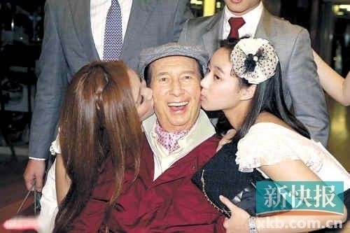 赌王91岁大寿获无数香吻四太穿红衣娇羞示爱(图)