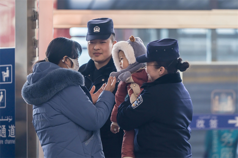乌鲁木齐：护航旅客回家路（1）(5279385)-20240206171829