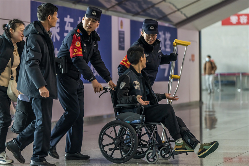 乌鲁木齐：护航旅客回家路（2）(5279384)-20240206171831
