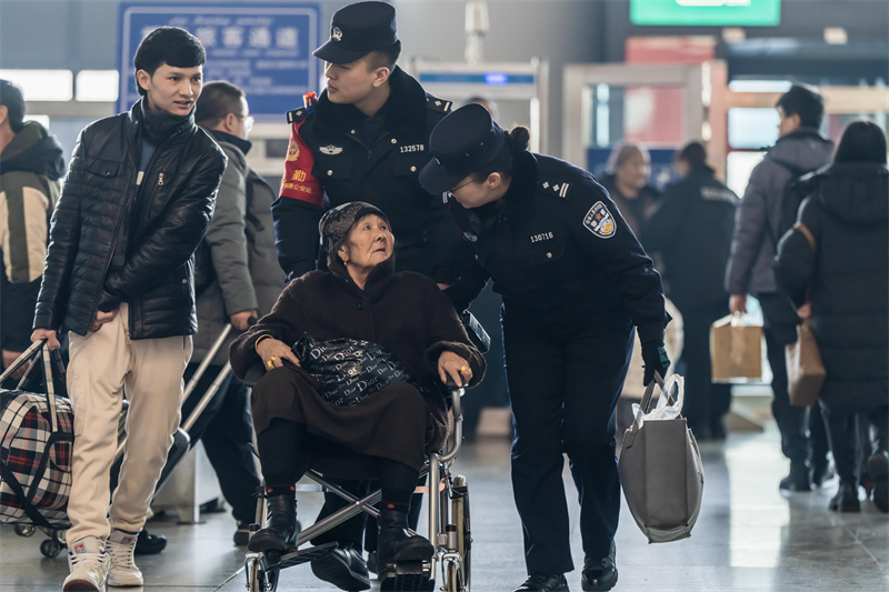 乌鲁木齐：护航旅客回家路（3）(5279386)-20240206171833