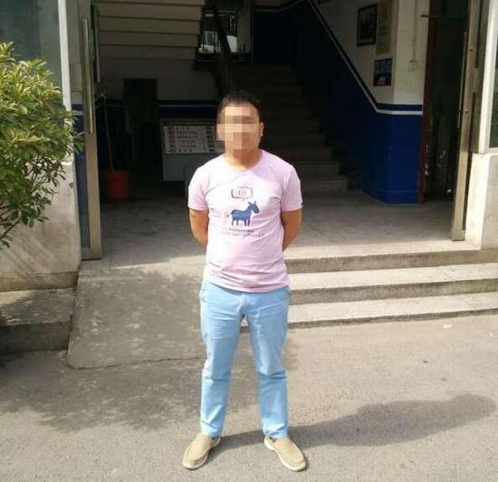 男子逆向行驶被查支支吾吾 身份暴露竟是网上逃犯