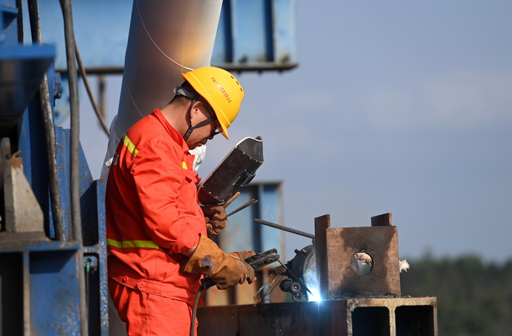 2月21日，在南深高铁南玉段六律邕江特大桥建设现场，中铁十四局集团工人在建设施工中。