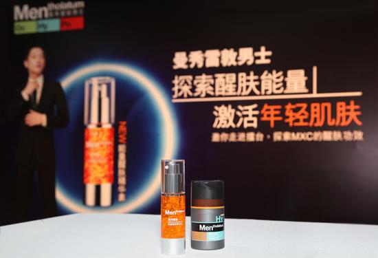 极速醒肤单品推荐:能量醒肤精华素(左) 能量醒肤露(右)激活年轻肌肤