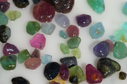 矿上开采、清洗后的碧玺原石，其中颜色艳丽的蓝绿色、绿蓝色和紫色宝石便是帕拉伊巴碧玺，其晶体形状为典型的莫桑比克碧玺形状