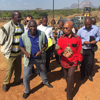 矿区负责人Mousis(左二着蓝色衬衫)陪同莫桑比克楠普拉省领导(右侧着红色衬衫)参观介绍矿区