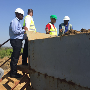 矿区负责人Mousis向莫桑比克楠普拉省领导展示宝石开采中挖掘出的土方