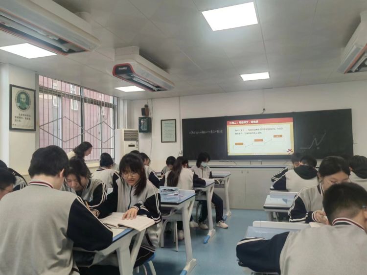 简篇-理念浸润课堂 展示研磨提升——西安市育才中学“名校+”共同体开展大单元教学设计陈述展示赛教活动