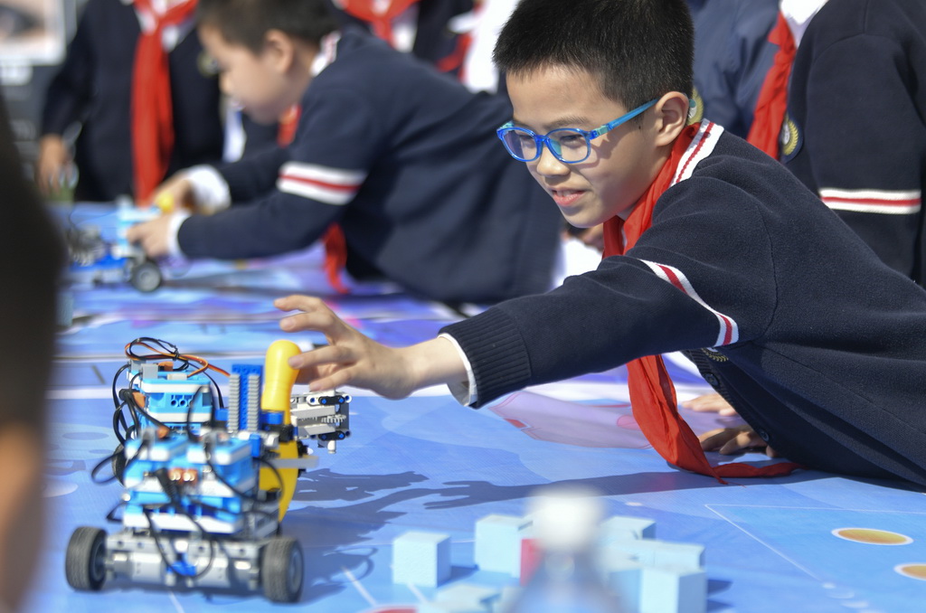 3月26日，乌鲁木齐市第76小学学生在科技节上参观体验。