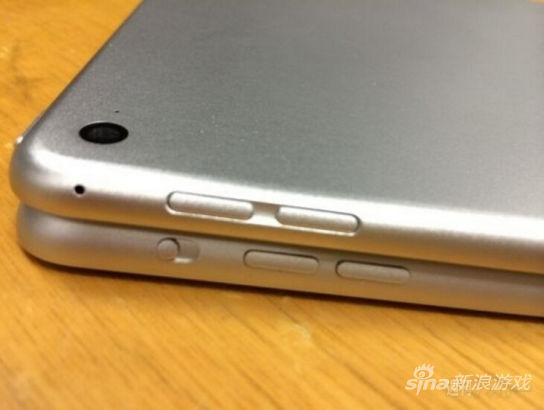 另外，iPad Air 2的音量按键变成了凹陷式，同麦克风一起放置在右侧边框